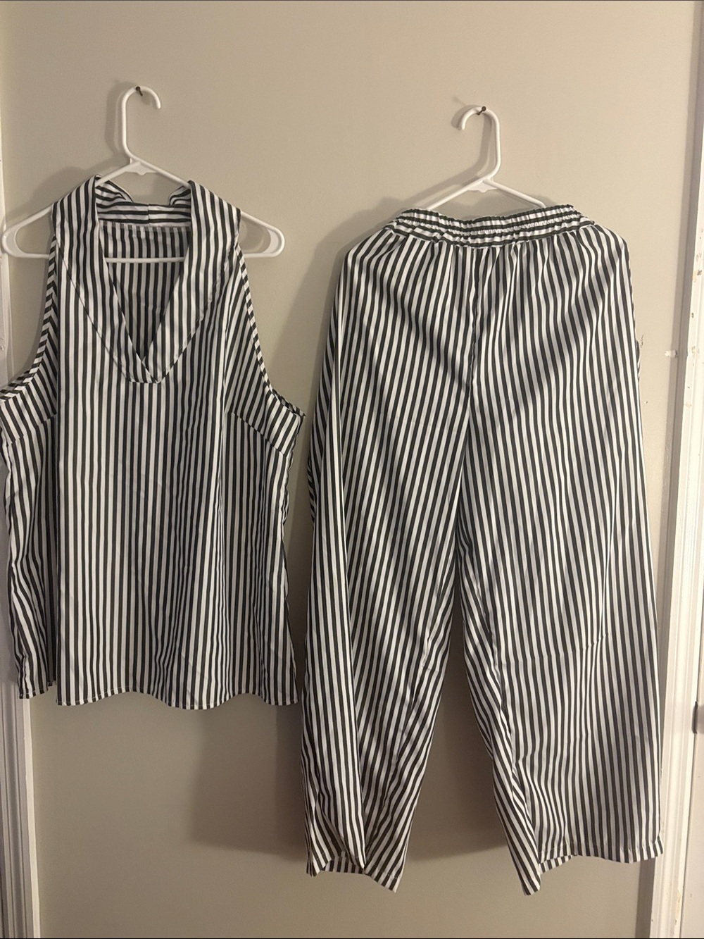 Black and White Striped Women’s Two-Piece Set - Sleeveless Top & Pants